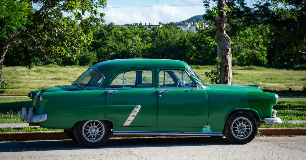 découvrez comment trouver et comprendre le code couleur de votre voiture pour des retouches précises et un entretien optimal.