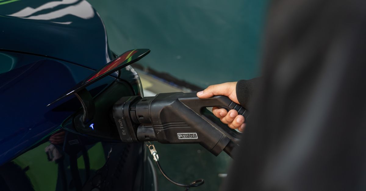 découvrez comment fonctionne une batterie de voiture, son rôle essentiel dans le démarrage et l'alimentation des composants électriques du véhicule.
