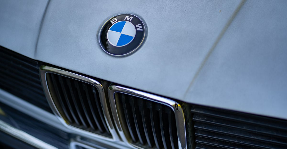 découvrez l'histoire du logo bmw, son évolution et la signification des éléments qui composent ce symbole emblématique de l'automobile.