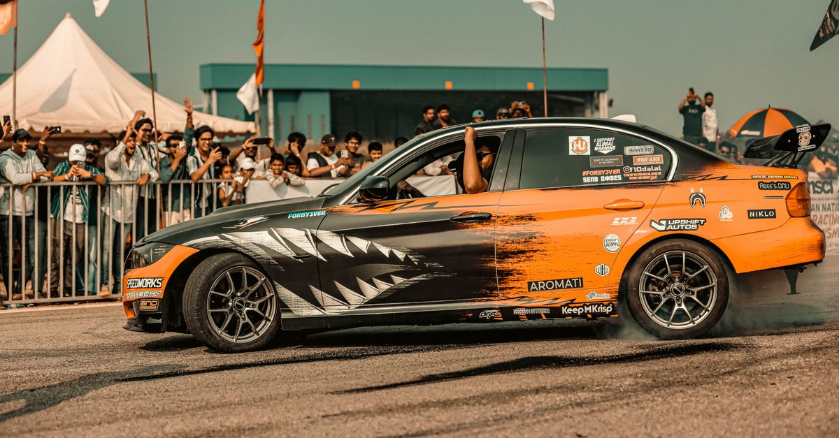 découvrez la durabilité du car wrapping : protégez et transformez votre véhicule avec un film haute qualité, résistant aux intempéries et aux rayures pour un look longue durée.