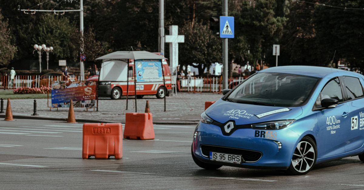 découvrez l'importance du poids des véhicules électriques et son impact sur l'autonomie, la performance et la sécurité.