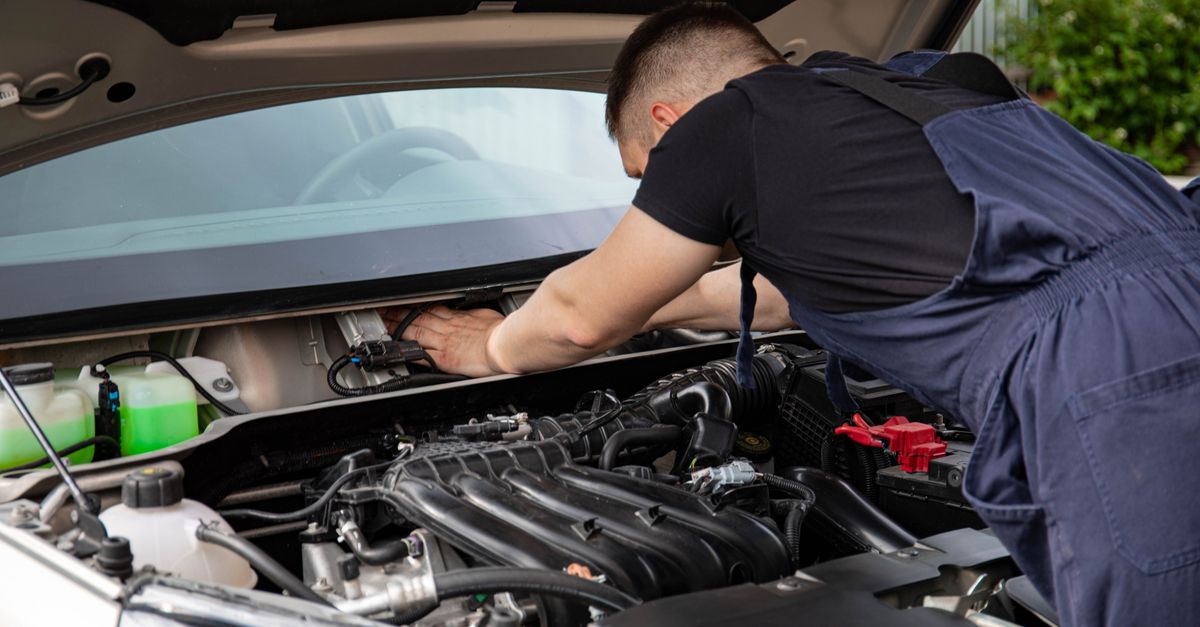 découvrez les causes possibles de la surchauffe du moteur, les symptômes à surveiller et les solutions pour éviter les dommages sur votre véhicule.