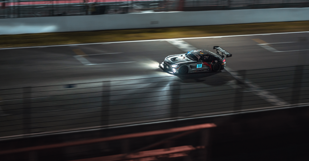 découvrez le circuit du mans, célèbre pour sa course d'endurance emblématique des 24 heures du mans, un lieu incontournable pour les passionnés de sport automobile.