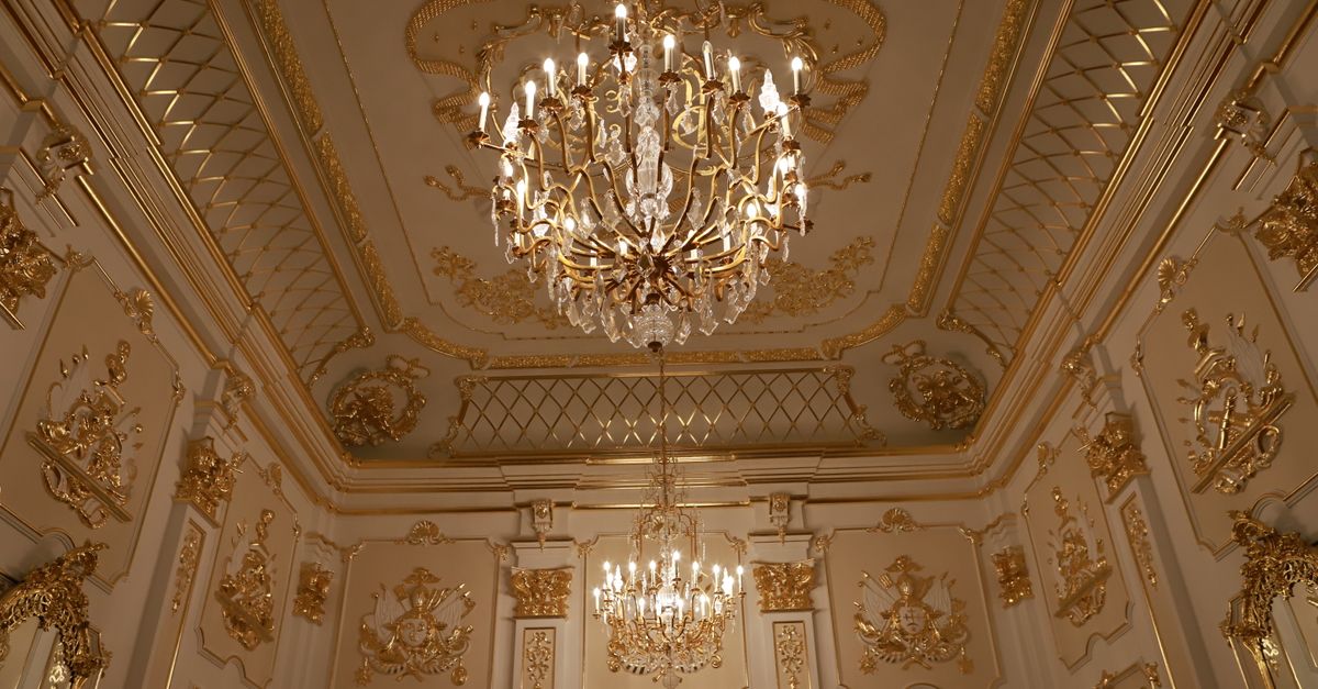 découvrez l'univers du luxe, où élégance, raffinement et exclusivité se rencontrent pour offrir une expérience unique et prestigieuse.