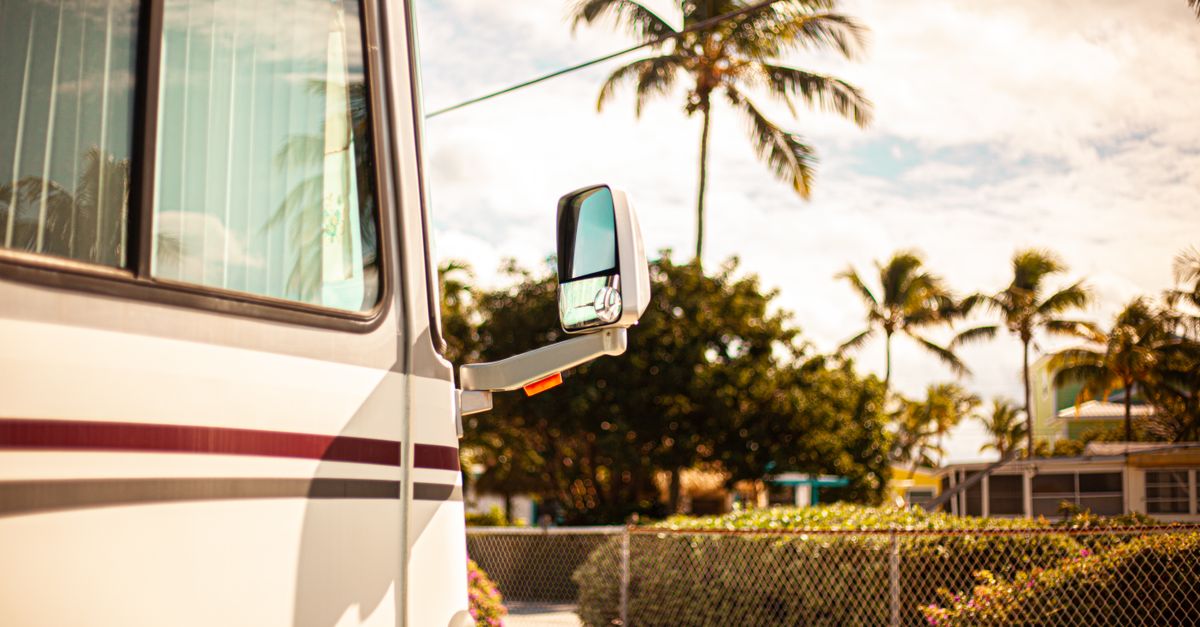 découvrez le coût d'un camping-car : prix d'achat, frais d'entretien et conseils pour bien gérer votre budget voyage en motorhome.