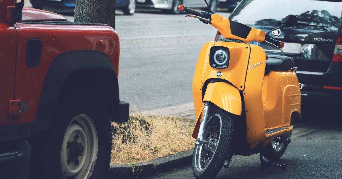 découvrez comment vérifier et ajuster la pression des pneus de votre scooter pour une conduite sûre et optimale.