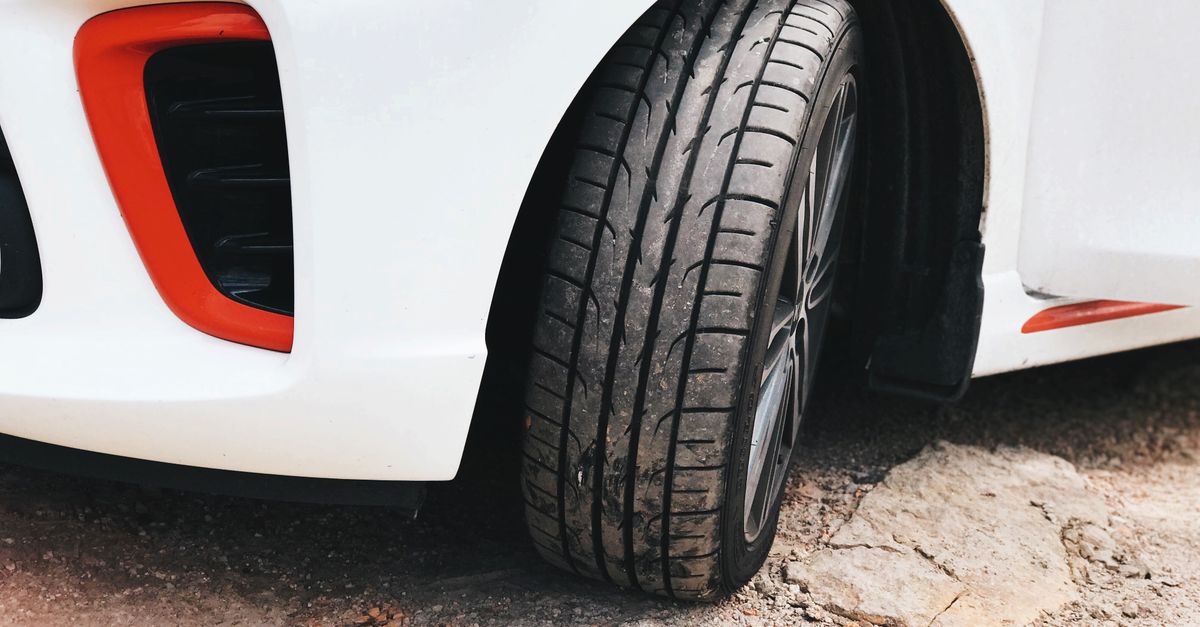 découvrez comment vérifier et maintenir la pression des pneus de votre remorque pour assurer sécurité et performance optimale sur la route.