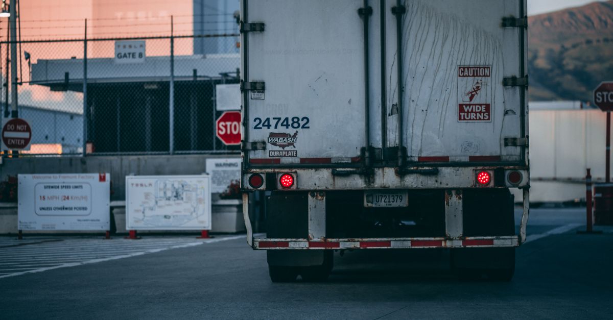 obtenez votre permis de conduire poids lourd rapidement et en toute sécurité. formation complète pour conduire tous types de camions.