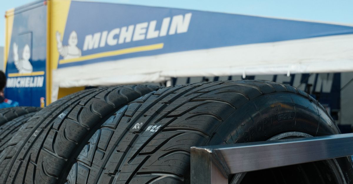 découvrez l'importance du poids des pneus de voiture pour la performance, la sécurité et la consommation de carburant de votre véhicule.