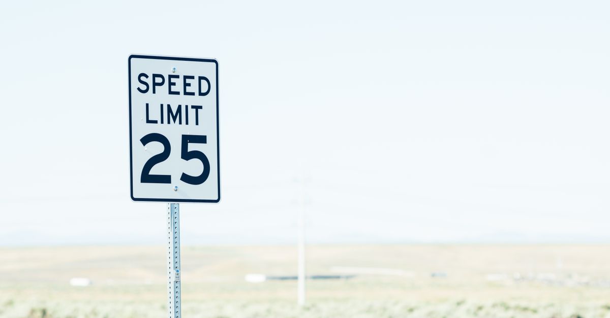 découvrez l'importance de la limite de vitesse minimale pour assurer la sécurité et la fluidité du trafic routier.