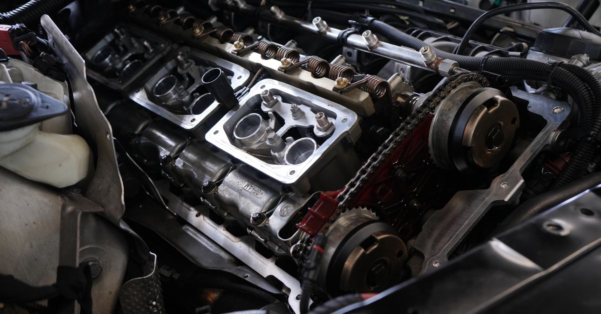 découvrez tout ce qu'il faut savoir sur la courroie de distribution : son rôle, son entretien et quand la remplacer pour assurer la performance et la sécurité de votre moteur.